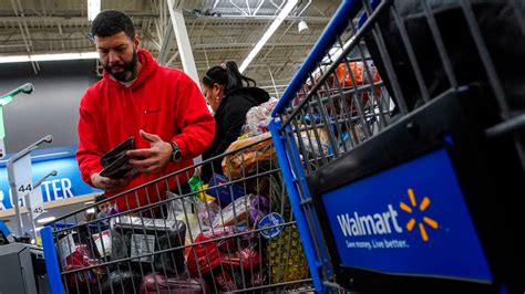 US wholesale inflation fell last month on lower food costs
